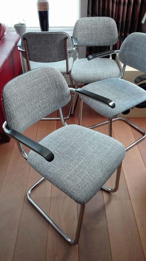 Vintage eetkamerstoel en zeker geen gispen, Huis en Inrichting, Stoelen, Gebruikt, Vijf, Zes of meer stoelen, Kunststof, Metaal