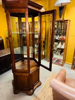 Klassieke vrijstaande vitrinekast met glas aan elke zijde, Ophalen