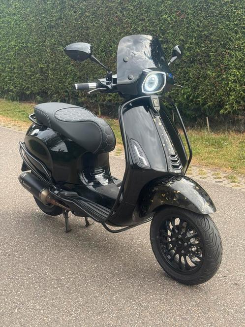 Vespa Sprint 2021! Black x goud Carbon! Akrapovic! Brom, Fietsen en Brommers, Scooters | Vespa, Zo goed als nieuw, Vespa S, Ophalen