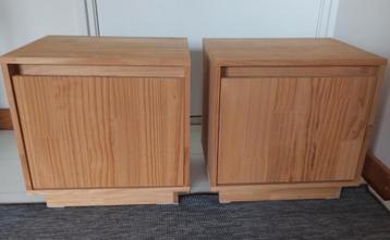 Twee houten nachtkastjes / Two wooden cabinets beschikbaar voor biedingen