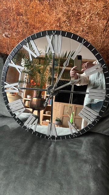 Grote spiegelklok beschikbaar voor biedingen
