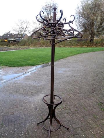  Thonet staande kapstok met parapluvakken beschikbaar voor biedingen