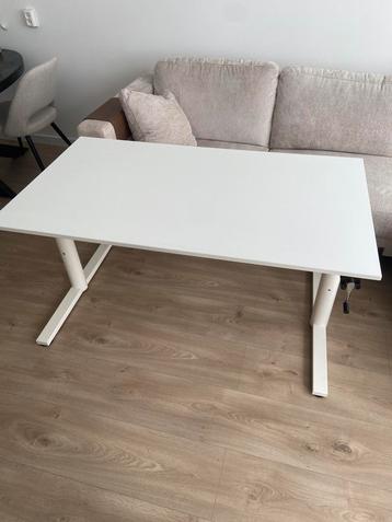 Gispen verstelbare witte bureau 140x80 beschikbaar voor biedingen