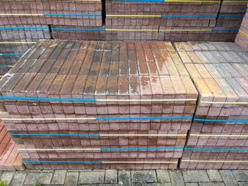 Restantpartij Betonklinkers 8 cm dik beschikbaar voor biedingen