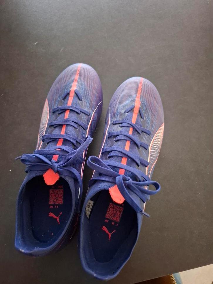 Bijna nieuwe voetbalschoenen en nieuwe keepershandschoenen, Sport en Fitness, Voetbal, Zo goed als nieuw, Schoenen, Ophalen of Verzenden