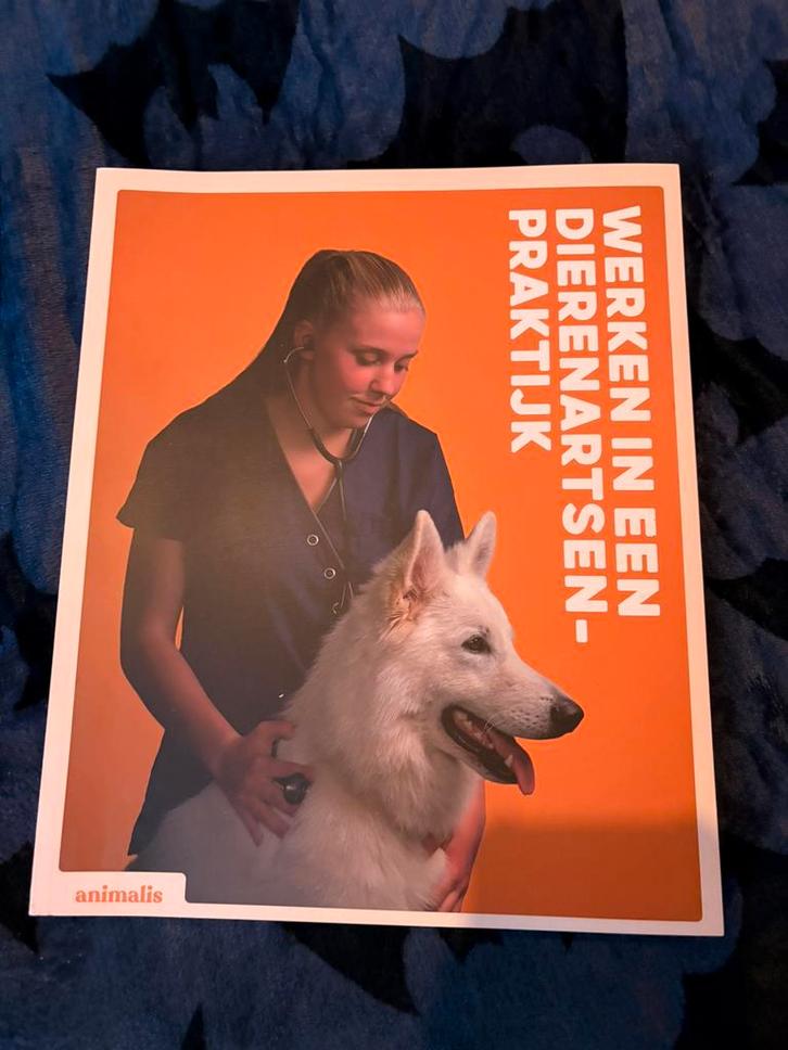 Animalis werken in een dierenarts-praktijk schoolboek, Boeken, Schoolboeken, Zo goed als nieuw, Ophalen of Verzenden