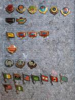 25 blikken speldjes: auto's, reclame, vlaggen + filmsterren, Verzamelen, Speldjes, Pins en Buttons, Ophalen of Verzenden, Gebruikt