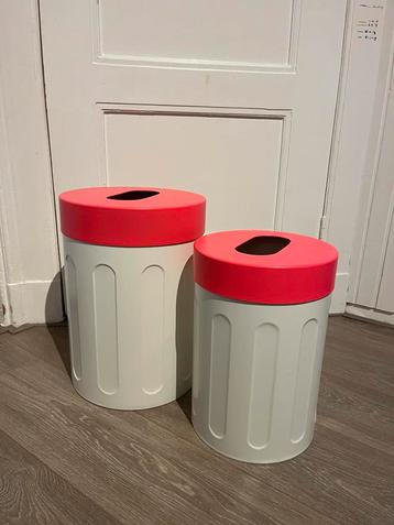Metalen Opbergtonnen met Neonroze Deksel beschikbaar voor biedingen
