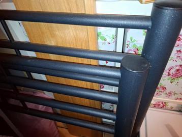 1persoons bed (zwart metaal) lattenbodem evt.plus matras beschikbaar voor biedingen