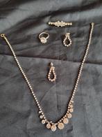 Vintage sieraden set. Zilverkleurig met strassteentjes., Ophalen of Verzenden, Overige materialen, Overige typen