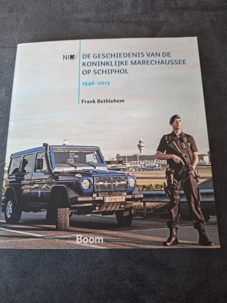 Geschiedenis van de koninklijke marechaussee op schiphol, Verzamelen, Militaria | Algemeen, Ophalen of Verzenden, Landmacht, Nederland