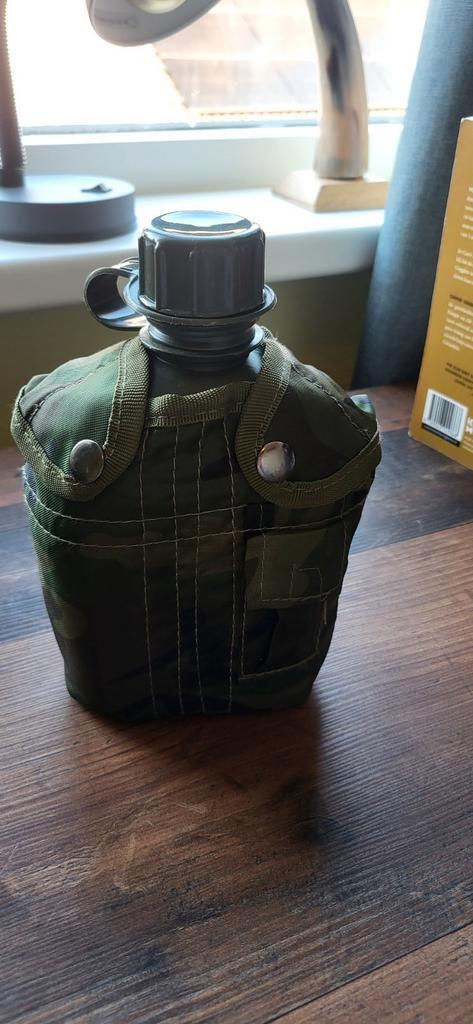 Donkergroene veldfles met woodland hoesje, Verzamelen, Militaria | Algemeen, Landmacht, Nederland, Ophalen of Verzenden