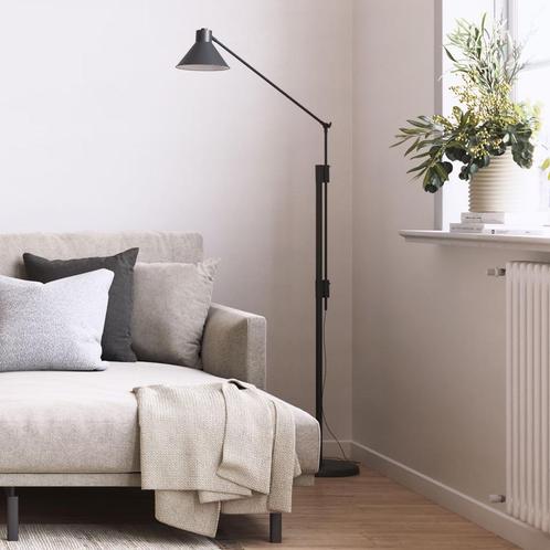 Kave Home Dione staande vloerlamp, Zwart metaal, Huis en Inrichting, Lampen | Vloerlampen, Nieuw, 150 tot 200 cm, Kunststof, Metaal