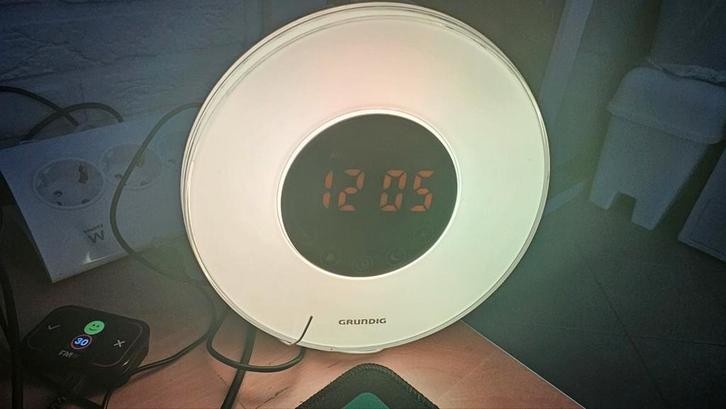 Grundig LED Nachtlamp Wekker & FM Radio, Huis en Inrichting, Woonaccessoires | Klokken, Ophalen of Verzenden