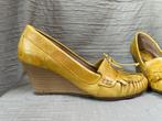 Invito wedges sleehak geel leer 39 made in Spain, Pumps, Geel, Ophalen of Verzenden, Zo goed als nieuw