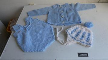 Baby kleertjes, kruikzakjes gebreid geborduurd, ouderwets  beschikbaar voor biedingen