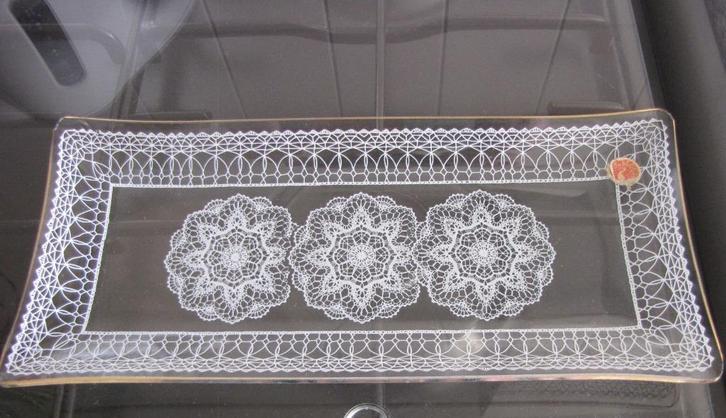 Engelse cakeschaal van kantglas. Gemerkt The White Goose, Antiek en Kunst, Antiek | Glas en Kristal, Ophalen