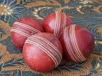 Vier mooie oude cricket ballen uit Engeland hout en leder., Ophalen of Verzenden