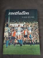 Voetballen toen en nu, Boeken, Sportboeken, Gelezen, Ophalen of Verzenden