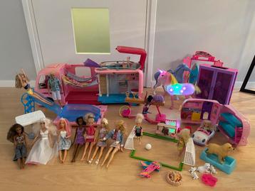 Groot Barbie pakket met camper, poppen, paarden en meer… beschikbaar voor biedingen