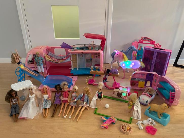 Groot Barbie pakket met camper, poppen, paarden en meer…, Kinderen en Baby's, Speelgoed | My Little Pony, Gebruikt, Ophalen