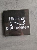 Leuk tegeltje met tekst: Hier maj plat proaten, Huis en Inrichting, Woonaccessoires | Tekstborden en Spreuken, Ophalen of Verzenden