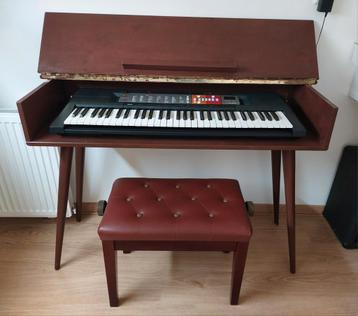 Yamaha PSR F50 incl. meubel, kruk en bladmuziek beschikbaar voor biedingen