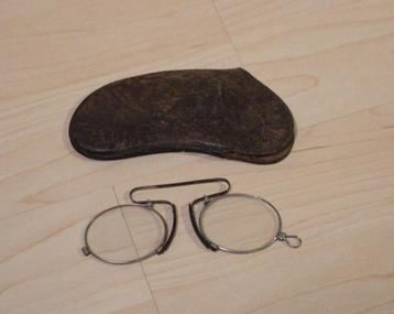 Antiek brilletje met lederen hoesje. beschikbaar voor biedingen