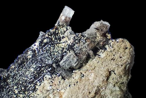 GOSHENIET + TOERMALIJN op ORTHOKLAAS uit Namibië., Verzamelen, Mineralen en Fossielen, Mineraal, Ophalen of Verzenden