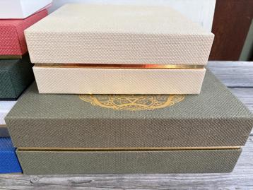 DOOSJES VOOR VELE DOELEINDEN: KERST-SINTERKLAAS-HOBBY beschikbaar voor biedingen