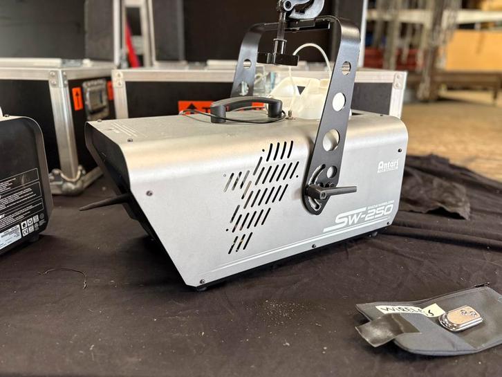 Antari sw-250 sneeuwmachine inclusief flightcase, Muziek en Instrumenten, Licht en Laser, Gebruikt, Rookmachine, Ophalen