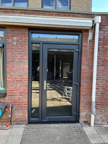 Kunststof kozijnen gemonteerd en op maat gemaakt beschikbaar voor biedingen