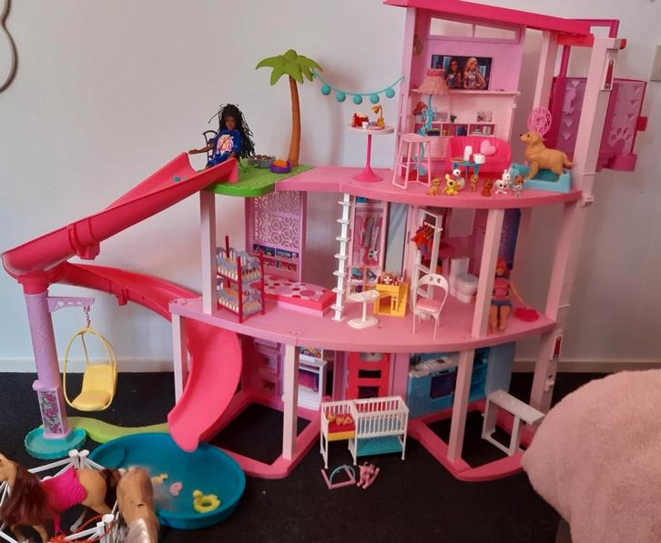 Barbiehuis met veel accessoires, Kinderen en Baby's, Speelgoed | Poppenhuizen, Zo goed als nieuw, Toebehoren, Ophalen