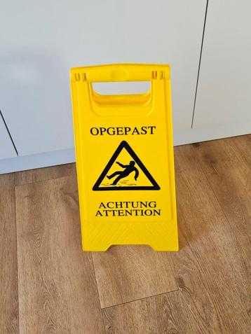 Waarschuwingsbord natte vloer. beschikbaar voor biedingen