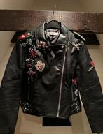 MANGO • Exclusieve Zwarte Biker jas | Strass en patches - L, Ophalen of Verzenden, Nieuw, Maat 42/44 (L), Zwart
