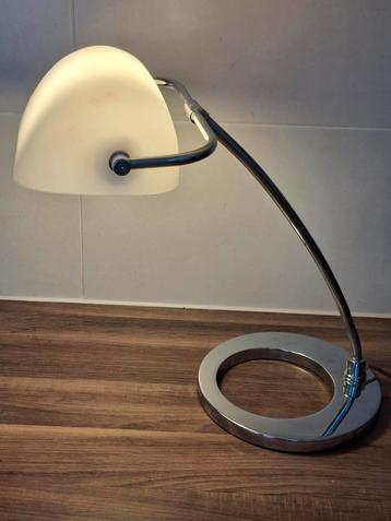 Moderne bureaulamp met glazen kap beschikbaar voor biedingen