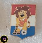 Pin KNVB LEEUW MET VLAG, Verzamelen, Speldjes, Pins en Buttons, Verzenden, Gebruikt