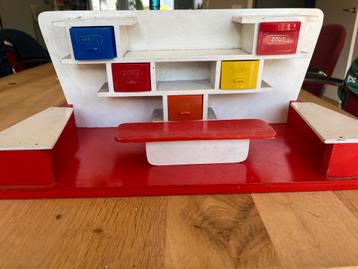 Vintage houten speelgoedwinkel met lades en toonbanken beschikbaar voor biedingen