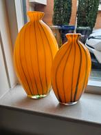 Oranje vazen met groene strepen, Ophalen