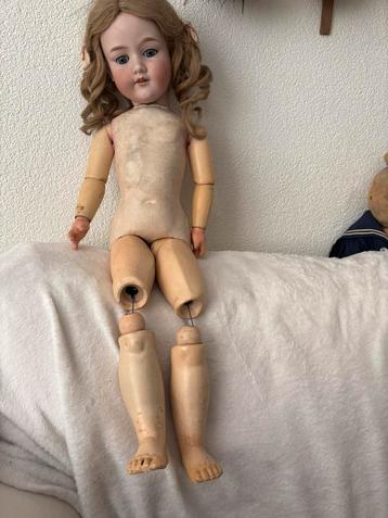 Antieke pop beschikbaar voor biedingen