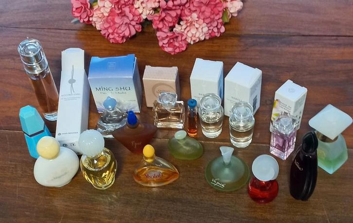Diverse vintage mini parfums, 16 stuks, Yves Rocher VERKOCHT, Verzamelen, Parfumverzamelingen, Zo goed als nieuw, Parfumfles, Ophalen of Verzenden