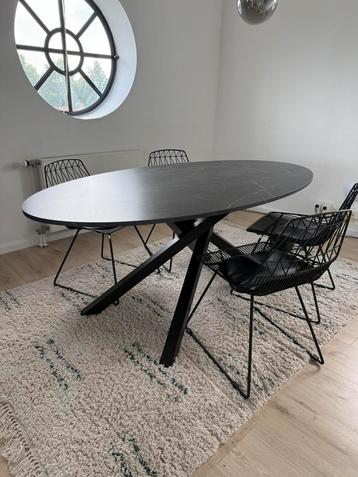 Zwarte marmer look eettafel met 4 stoelen beschikbaar voor biedingen