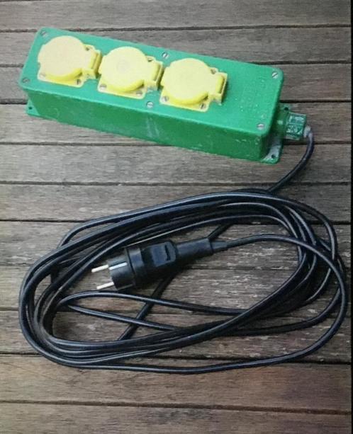 Stekkerdoos met 5 meter kabel., Doe-het-zelf en Verbouw, Elektra en Kabels, Zo goed als nieuw, Kabel of Snoer, Ophalen of Verzenden