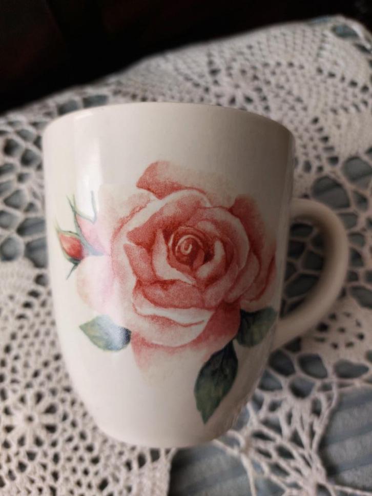 Mooie mok beker creme met roos Jet rose, Huis en Inrichting, Keuken | Servies, Zo goed als nieuw, Overige typen, Overige stijlen