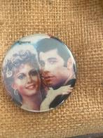 Button van John Travolta en Olivia Newton John Grease 2, Verzamelen, Ophalen of Verzenden, Gebruikt, Overige onderwerpen, Button
