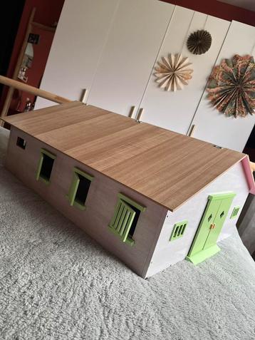 Paarden stal met 7 stallen! beschikbaar voor biedingen