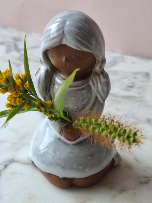 Vintage vaasje bloemen meisje, Antiek en Kunst, Curiosa en Brocante, Verzenden
