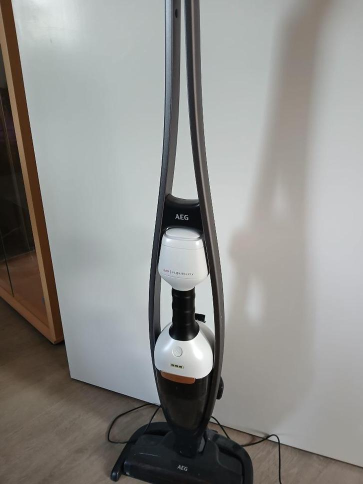 AEG QX9-1-ALRG draadloze steelstofzuiger, Witgoed en Apparatuur, Stofzuigers, Gebruikt, Stofzuiger, Minder dan 1200 watt, Reservoir