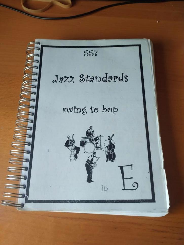 557 Jazz Standards Realbook Eb - Swing to Bop, Muziek en Instrumenten, Bladmuziek, Zo goed als nieuw, Overige soorten, Jazz, Saxofoon