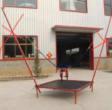 Te koop. Bungee trampoline rood maat: 2x2 meter en 4 meter  beschikbaar voor biedingen